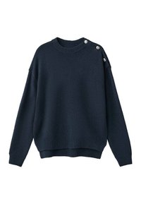 Granatowy sweter dzianinowy z ribbowanym okrągłym dekoltem, opadającymi ramionami i trzema ozdobnymi guzikami na lewym ramieniu. Miękka tekstura i luźny krój.