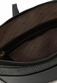 Borsa nera con texture e chiusura a zip, dotata di una fodera interna marrone liscia con dettagli di pattern sottili.