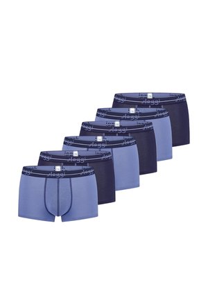 Sześć par męskich bokserek na przemian w ciemnoniebieskim i jasnoniebieskim kolorze, ułożonych w ukośnym rzędzie z paskami w pasie ozdobionymi logo.