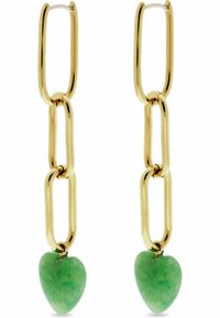 Boucles d'oreilles de couleur or avec des chaînes allongées en maillons et un pendentif en forme de cœur vert. Fini lisse avec des accents métalliques brillants.