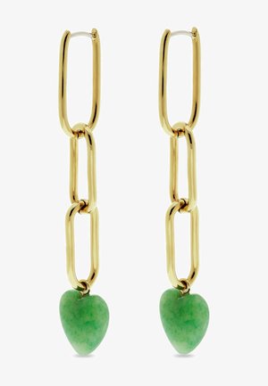 Oorbellen in goudkleur met langwerpige schakels en een hanger met een groene hartvormige steen. Gladde afwerking met glanzende metalen accenten.