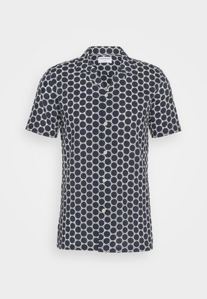 Jūras spēku īsā piedurkne krekls, kas izceļas ar baltu apļveida rakstu, ar pogājamu priekšu un mīkstu auduma tekstūru.