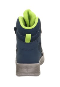 Marineblauer High-Top-Schuh mit Mesh-Seiten, grünem Fleece-Kragen und einer grauen strukturierten Gummisohle. Verfügt über eine Rückenschlaufe für einfaches Anziehen.