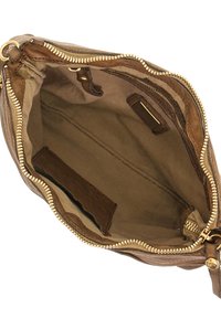 Interno di una borsa in pelle marrone con una cerniera dorata, fodera beige e una tasca a scomparsa. Forma piatta e rettangolare con dettaglio testurizzato.