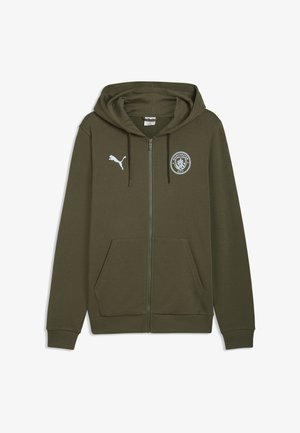 Bluza typu hoodie na zamek w kolorze oliwkowej zieleni, z przednimi kieszeniami, kapturem ze sznurkiem, logo Puma na prawej piersi oraz emblematem Manchester City na lewej piersi.