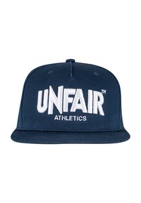 Tamna plava snapback kapa od tkanine, s velikim bijelim izvezenim natpisom "UNFAIR ATHLETICS" sprijeda i ravnim vizirima.