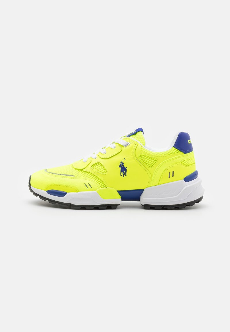 Baskets de sport jaune vif et bleu avec lacets et semelle blanches, avec le logo Polo sur le côté et le talon.