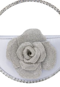 Clutch in tessuto argentato con un motivo di rose testurizzate, decorata con scintillanti strass. Il manico circolare presenta una fila di strass più piccoli.