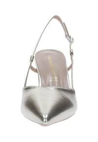 Scarpa slingback argento metallico con punta affilata, texture liscia e sottile cinturino alla caviglia. L'interno presenta il marchio in oro sul plantare imbottito.