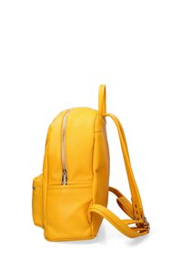 Zaino in pelle gialla con tasca frontale con zip, scomparto laterale e spallacci regolabili, mostrato di lato su uno sfondo bianco.