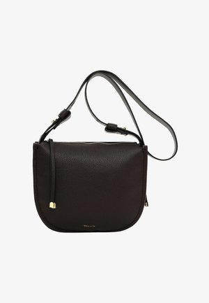 Brun pebblad läder crossbody-väska med en slät design, som har en dragkedjeförslutning, justerbar rem och detaljer i guldton.