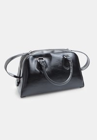 Borsa a mano in pelle nera con finitura lucida, forma arrotondata, manici superiori doppi e chiusura zip. Presenta hardware minimale e un design elegante.