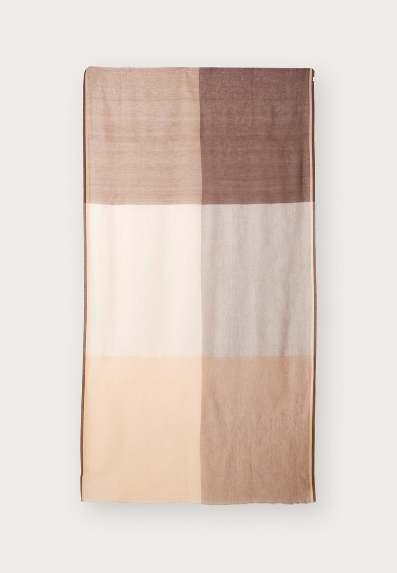 Couverture en coton tissé au design en patchwork, comprenant des carrés beiges, marron clair, taupe et marron foncé avec une texture subtile et des bords à franges.