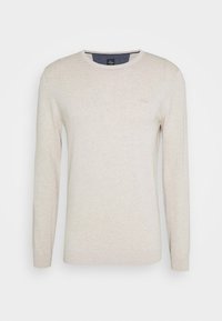 Hellbeiger, gestrickter Pullover mit langen Ärmeln, rundem Ausschnitt, gerippten Bündchen und einem dezenten Logo in Brustnähe. Weiche Textur, minimalistisches Design.