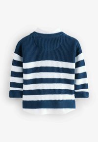Navyblau und weiß gestreifter Strickpullover mit rundem Ausschnitt und hochgekrempelten Ärmeln, der über eine gerippte Textur und ein verschlagenes weißes Unterhemd verfügt.