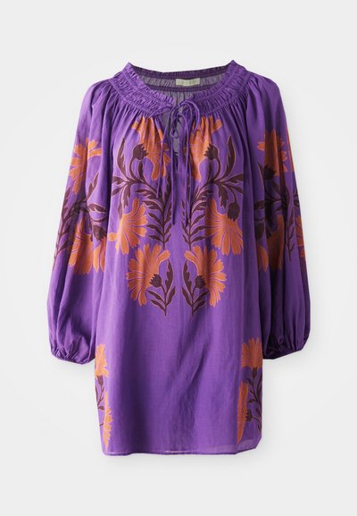 Paarse blouse met een geplooide halslijn, lange ballonmouwen en oranje bloemendessin. Lichtgewicht stof met een vloeibare textuur.