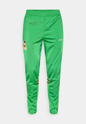 Grüne Polyester-Sporthose mit elastischem Bund, versehen mit einem Logo-Patch und roten Akzentstreifen an den seitlichen unteren Bereichen.