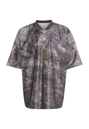 Σκούρα γκρι αθλητική φανέλα με αφηρημένα σχέδια, κεντραρισμένος κίτρινος αριθμός 94, μικρό έμβλημα από πάνω και τελείες διακοσμητικά κοντά στους ώμους.