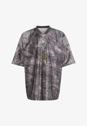 Σκούρα γκρι αθλητική φανέλα με αφηρημένα σχέδια, κεντραρισμένος κίτρινος αριθμός 94, μικρό έμβλημα από πάνω και τελείες διακοσμητικά κοντά στους ώμους.