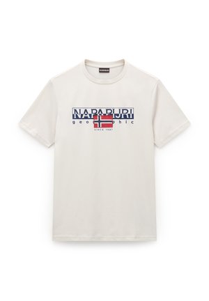 Camiseta corta de algodón blanca con mangas cortas, que presenta un texto en azul y rojo de "NAPAPIJRI geographic" y un gráfico de la bandera noruega.