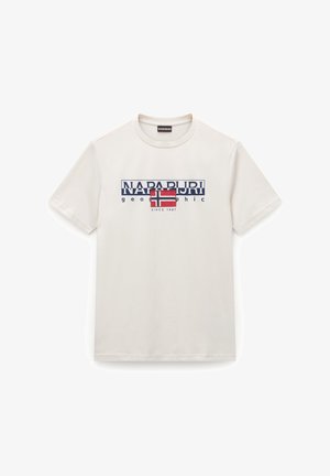 T-shirt bianca a maniche corte in cotone, con testo blu e rosso "NAPAPIJRI geographic" e una grafica della bandiera norvegese.