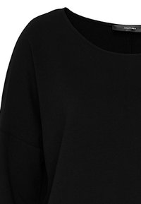 Svart långärmad topp med rund halsringning, tillverkad av ett glatt tyg, med en lös passform och sänkt axelsömmar.