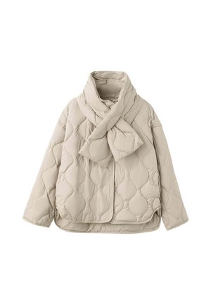Chaqueta acolchada beige con cuello alto diseñado como una bufanda, mangas largas y dobladillo redondeado.