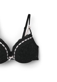 Brah di pizzo nero con coppe imbottite, un motivo floreale e dettagli rosa. Presenta spalline regolabili e fiocchetti decorativi sulle spalline.