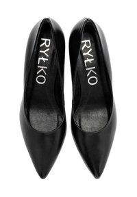Czarne skórzane szpilki z zwężonym noskiem o gładkiej fakturze. Wewnątrz znak firmowy "RYŁKO". Klasyczny design odpowiedni do eleganckiego ubioru.