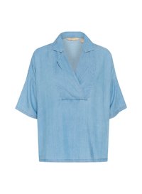 Camicia in denim azzurro chiaro con colletto scialle, maniche corte e vestibilità comoda. Presenta una cucitura diagonale sul petto e orlo a taglio vivo.