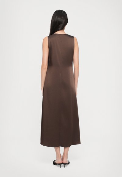Rochie midi fără mâneci, de culoare maro, cu o textură netedă și o croială dreaptă. Fără modele vizibile. Viziunea din spate evidențiază un design simplu și elegant.