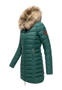Abrigo acolchado verde con costuras horizontales, capucha con pelo, dos bolsillos laterales con cremallera y un parche de logo en la manga izquierda.