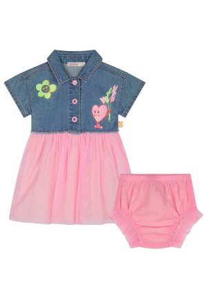 Robe en denim à manches courtes, jupe en tulle rose, appliqués floraux et de personnages, et culottes assorties en rose. Boutons sur le devant.