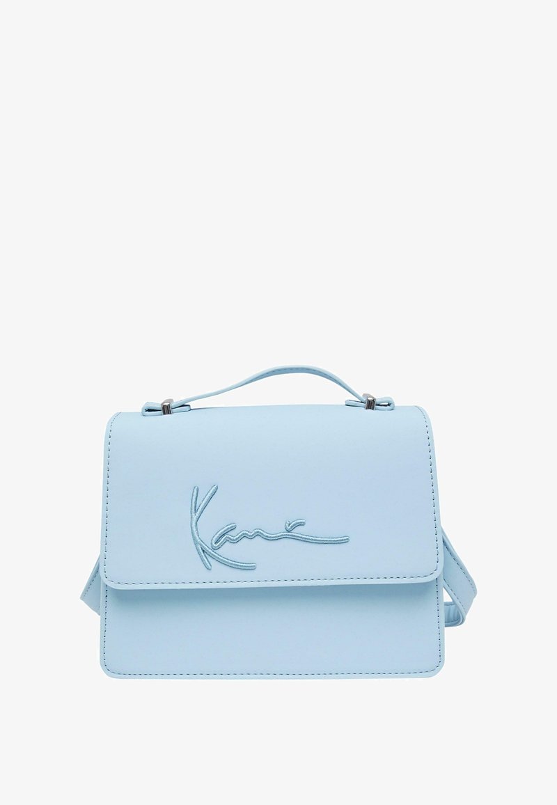 Sac à main rectangulaire bleu clair avec poignée supérieure et fermeture à rabat, avec logo en cursive brodé à l'avant.
