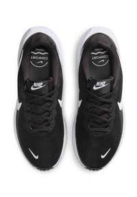 Zapatillas negras de Nike con parte superior de malla, acentos blancos y cordones. Logotipo en la lengua y suela acolchada con patrón de agarre texturizado.