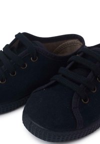 Czarne zamszowe sneakersy z okrągłym czubkiem, płaską gumową podeszwą i kontrastującymi oczkami. Posiadają materiałowe sznurówki oraz wyściełany kołnierz dla komfortu.