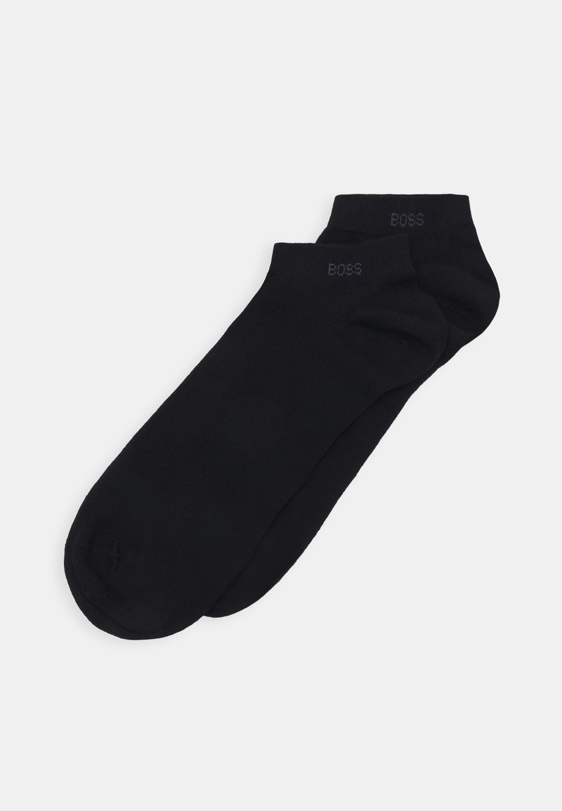 Schwarze Knöchelsocken aus dehnbarem Stoff mit einer glatten Textur, die am oberen Rand ein dezentes, geprägtes "BOSS"-Logo aufweisen.