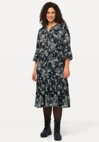 Blumenmusterkleid mit dunklem Marinehintergrund, knielang, mit durchgehender Knopfleiste, 3/4-Ärmeln und ausgestelltem Design.