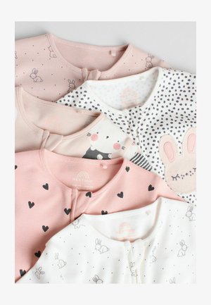 Penki kūdikio švarkeliai: du rožiniai su širdelėmis, vienas su kiškučio raštu, vienas baltas su taškeliais ir vienas su kiškučio aplikacija.