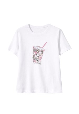 Maglietta bianca a maniche corte con una grafica raffigurante un bicchiere trasparente pieno di perline decorative rosa e argento e una cannuccia rosa.