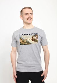 Šedé bavlněné tričko s potiskem Michelangelova umění a černým textem. Krátké rukávy, kulatý výstřih, volný střih.