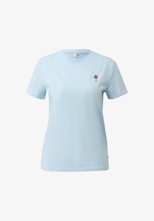 T-shirt bleu clair à manches courtes avec col rond et petit verre à cocktail brodé sur le côté gauche de la poitrine.