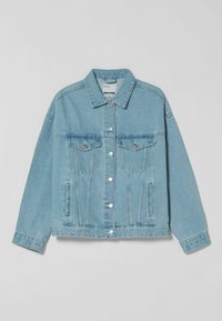 Světle modrá džínová bunda s klasickým límcem, předními kapsami, stříbrnými knoflíky a volným střihem. Obsahuje švy a boční švy.