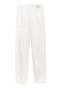 Białe dżinsowe spodnie o prostym kroju nogawki, z dwoma tylnymi kieszeniami i metką na tylnym pasku z wytłoczonym napisem. Gładka tekstura.