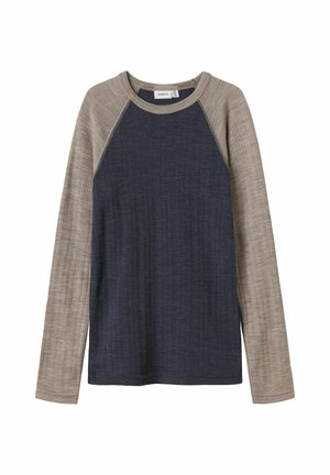 Langarmshirt mit navyblauem Körper und hellbraunen strukturierten Raglanärmeln. Gerippter Stoff mit kontrastierenden Nähten. Rundhalsausschnitt.