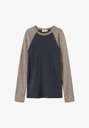 Chemise à manches longues avec un corps bleu marine et des manches raglan texturées marron clair. Tissu côtelé avec des coutures contrastées. Encolure ras du cou.