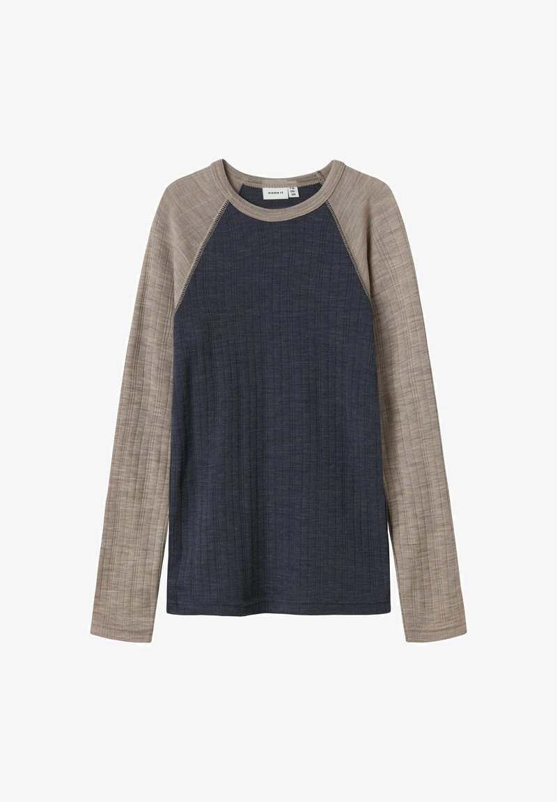 Langarmshirt mit navyblauem Körper und hellbraunen strukturierten Raglanärmeln. Gerippter Stoff mit kontrastierenden Nähten. Rundhalsausschnitt.