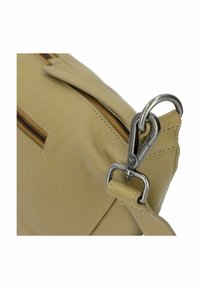 Borsa in pelle color tan con un attacco a clip in metallo argento, zip esposta e texture liscia, dal design minimalista.