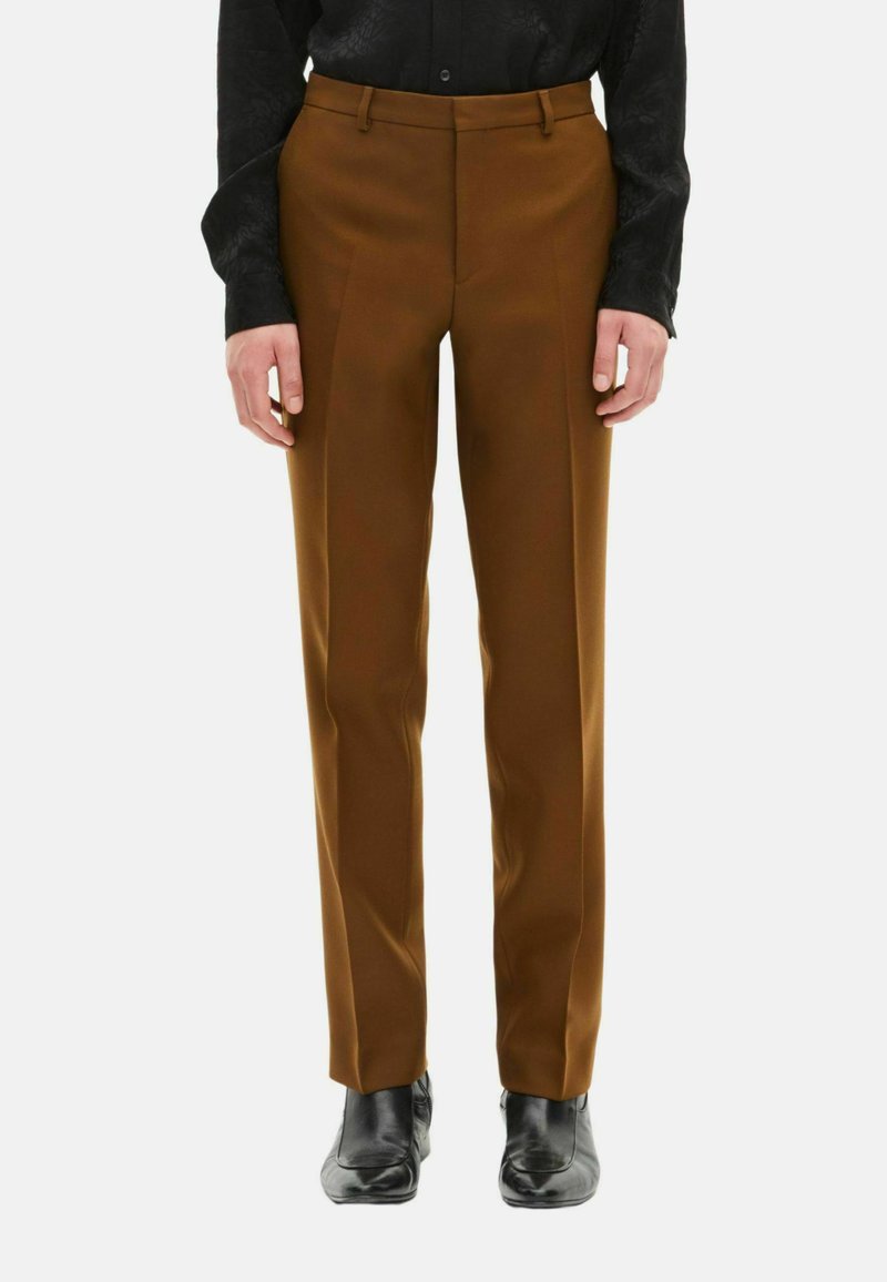 Bruine op maat gemaakte broeken met een rechte pasvorm, gemaakt van stof met een gladde textuur, met een platte voorkant en zijzakken.
