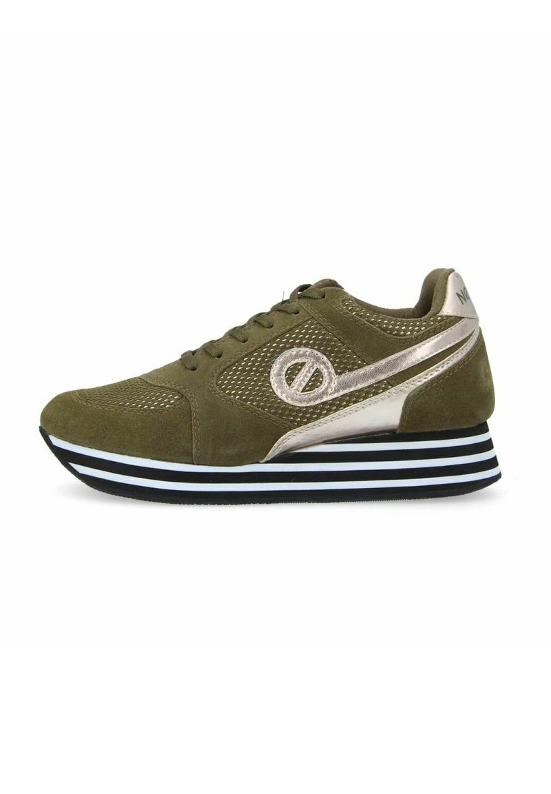 Olijfgroene sneaker met een suede bovenwerk, metallic accenten, een mesh ontwerp en een gestreepte zwart-witte zool. Heeft een vetersluiting.